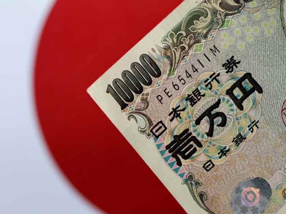 Japanese yen falls on report that Takaichi voiced concerns to Ueda on BOJ rate hikes